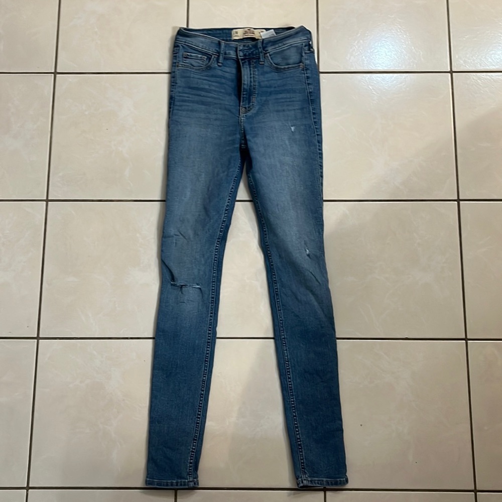 Hollister super skinny jeans rip in one knee. Great condition - Size 1R W25 L31